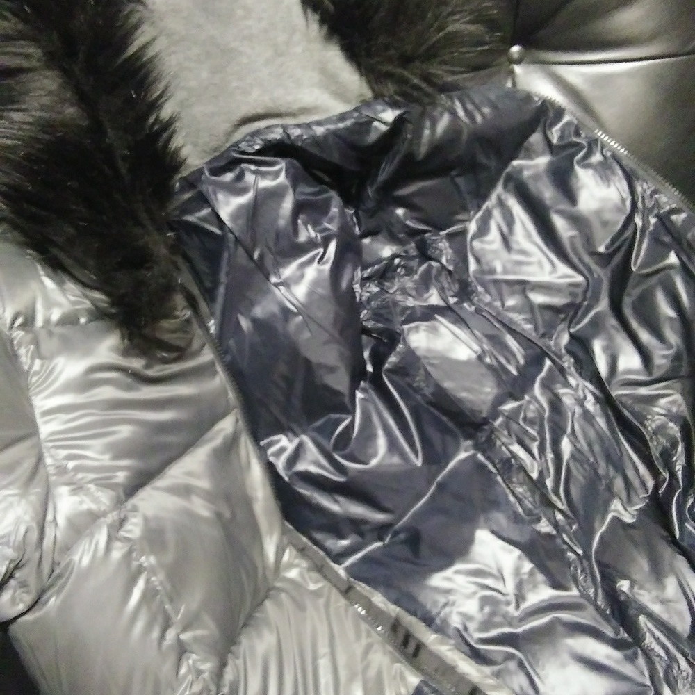 Gap | Two-tone Hooded Fur Puffer Jacket - Picture 6 of 8